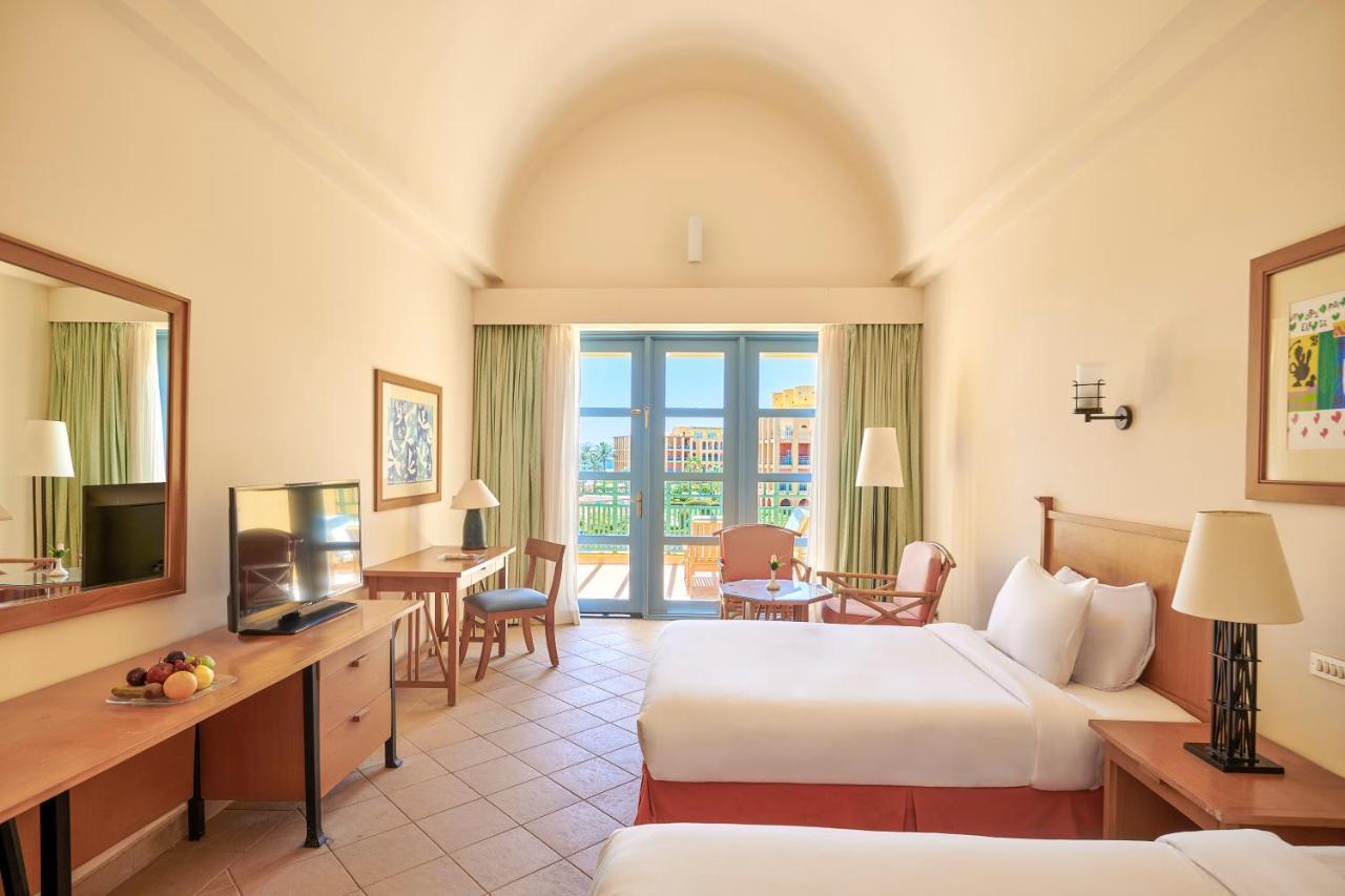 Strand Beach Resort Taba Exterior foto A room at Hilton Sharm El Sheikh