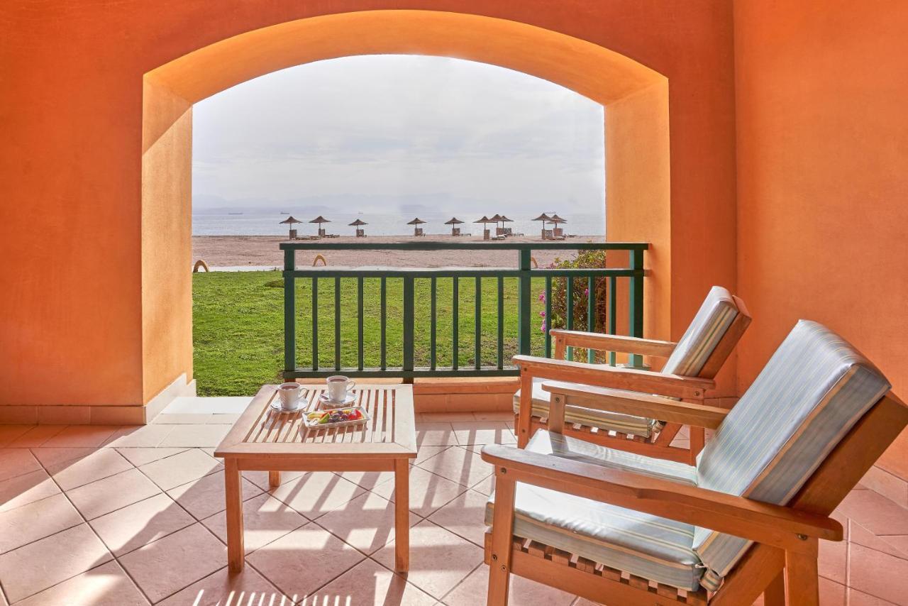 Strand Beach Resort Taba Exterior foto A balcony at the Hilton Sharm El Sheikh