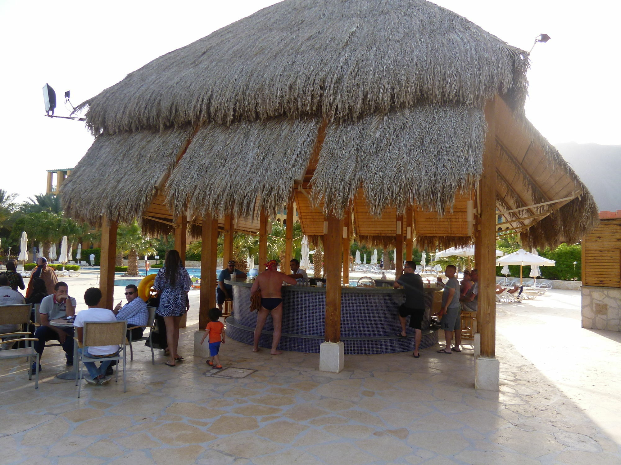 Strand Beach Resort Taba Exterior foto A swim-up bar at a resort in Cancun, Mexico